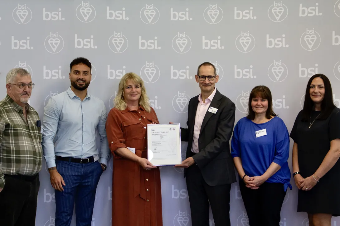 Representatives from Aggregate Industries receive the PAS 2080 verification from the BSi.